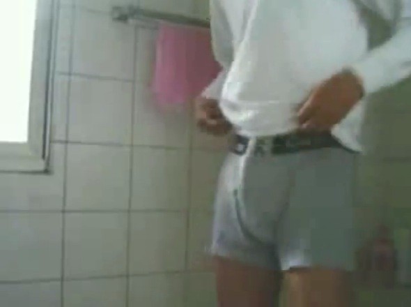 Jeune mec brun se branle