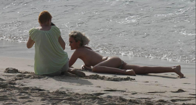 Laeticia-Hallyday-nue-sur-la-plage