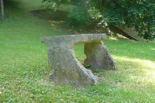 Un banc de pierre près du casino... (69)