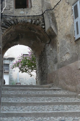 Un escalier. j'adore les escaliers! (01)