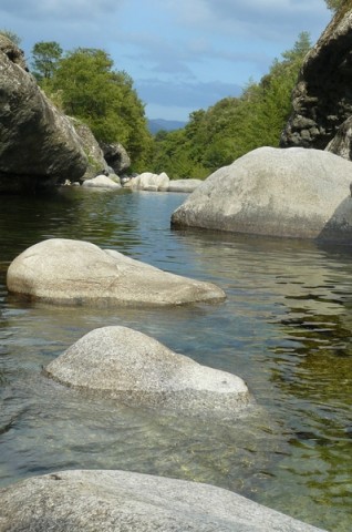 Un lac naturel dans la rivière Corse.