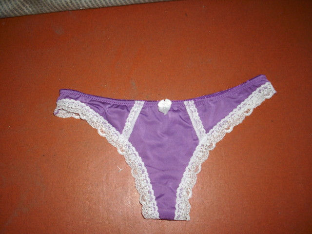 string violet a dentelle blanche