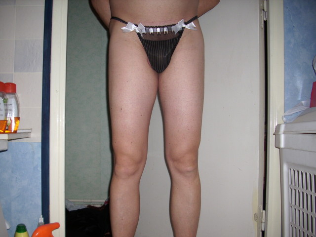 la culotte noire a petit noeuf blanc