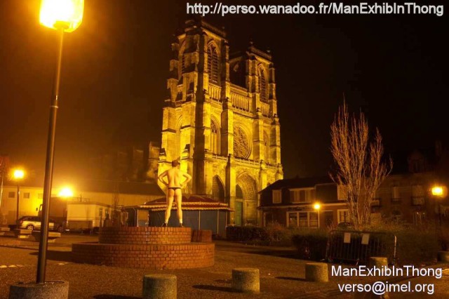 ManExhibInThong - decembre 2003 - vue imprenable - abbaye d