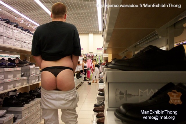 ManExhibInThong - ete 2004 - photo dans un magasin - public