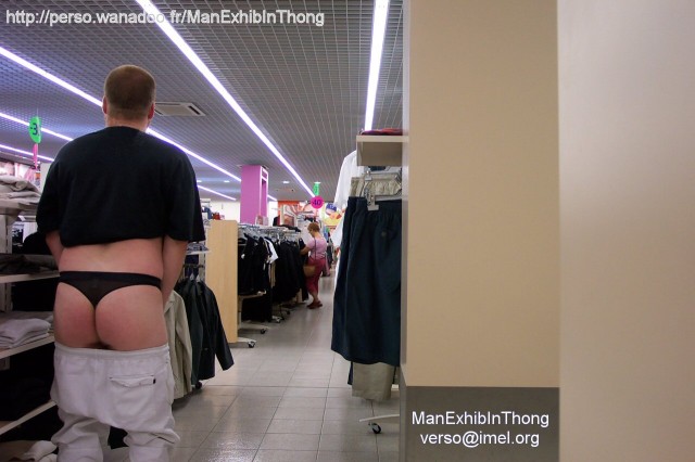 ManExhibInThong - ete 2004 - photo dans un magasin-copie-1