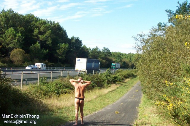 ManExhibInThong - ete 2006 - au bord de l'autorout-copie-1