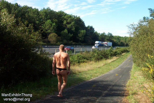 ManExhibInThong - ete 2006 - au bord de l'autoroute - dans 