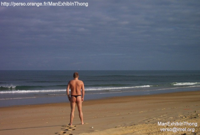 ManExhibInThong - ete 2006 - plage des Landes - homme en st