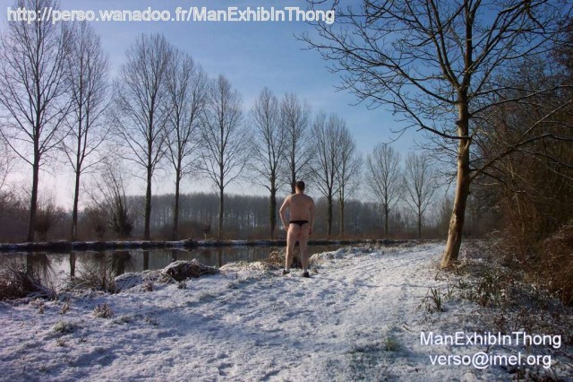 ManExhibInThong - janvier 2004 - bord de canal - neige - so