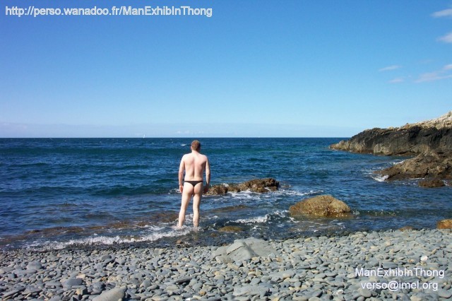 ManExhibInThong - photo vacances ete 2003 - plage en Bretag