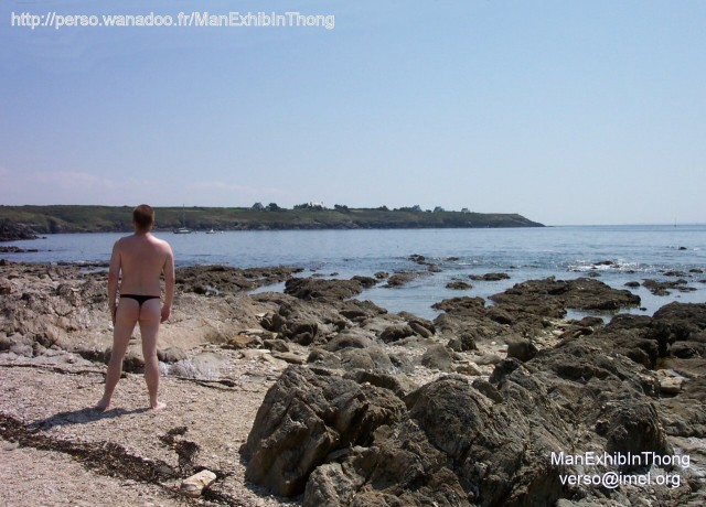 ManExhibInThong - photo vacances ete 2004 - plage en Bretag