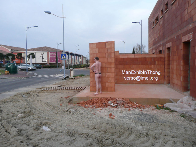ManExhibInThong by Socat - mars 2009 - Maison en chantier a
