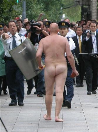 homme-nu-douves-palais-imperial-tokyo-L-1.jpg