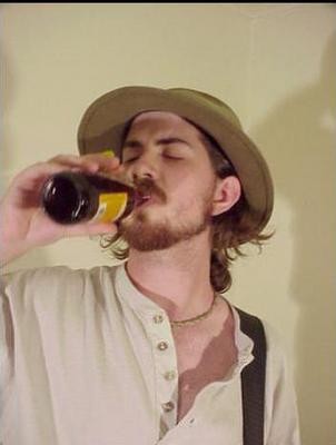 musciandrinkingbeer.jpg