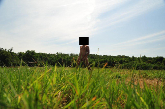 Exhibe dans les vignes 8778