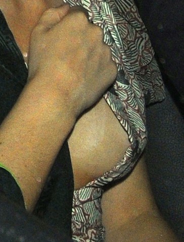 emma-watson-est-son-decollete-tres-ouvert-96873-800x1052.jpg