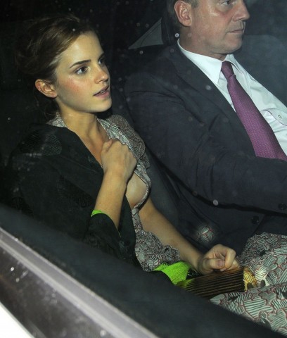 emma-watson-est-son-decollete-tres-ouvert-96875-800x939.jpg