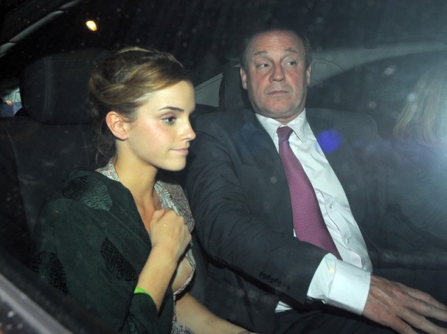 emma-watson-est-son-decollete-tres-ouvert-96876-799x597.jpg