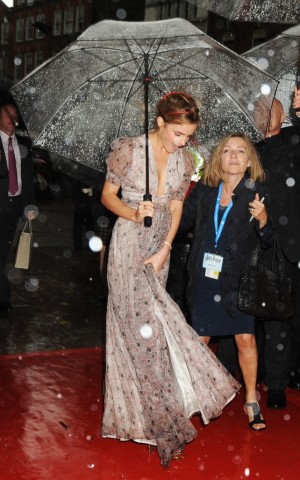 emma-watson-montre-sa-cullote-96433-800x1276.jpg