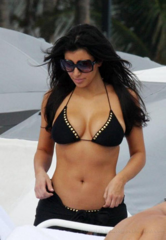 Kim-Kardashian-sexy-boob-snap-7 copy