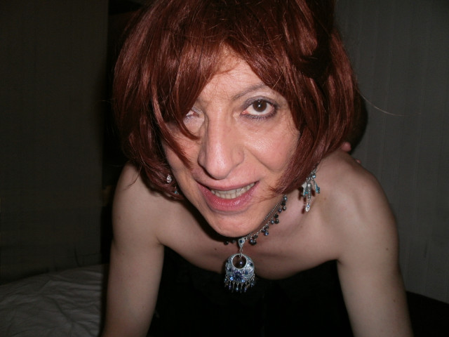 chienne travestie vide couilles 05