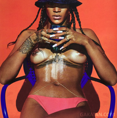 Rihanna-nue-LUI-magazine-6-GaKaTaN