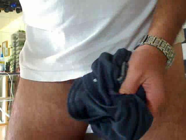 over-blog.Markus se branle dans son short (vidéo)-copie-40