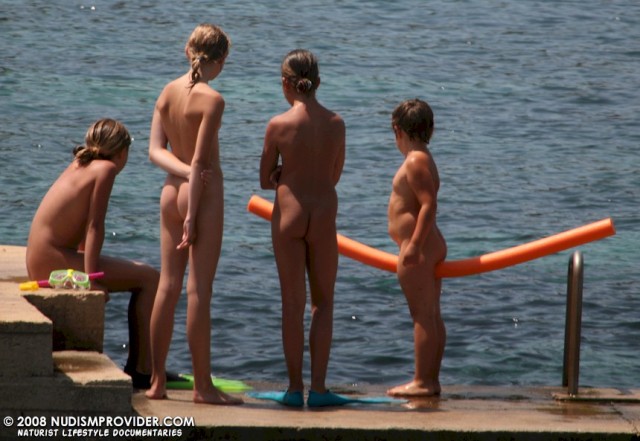 teen-nudists-beach