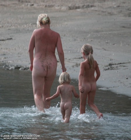 topless-skinny-dipping