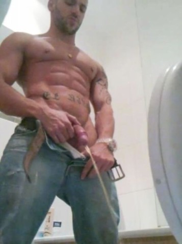 uro pissing urine piss pisse gay mec viril photo (4)3