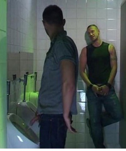 uro pissing urine piss pisse gay mec viril photo (4)8
