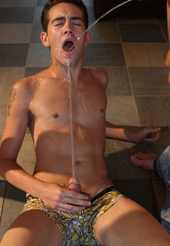 uro pissing urine piss pisse gay mec viril photo127