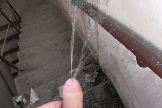 uro pissing urine piss pisse gay mec viril photo14