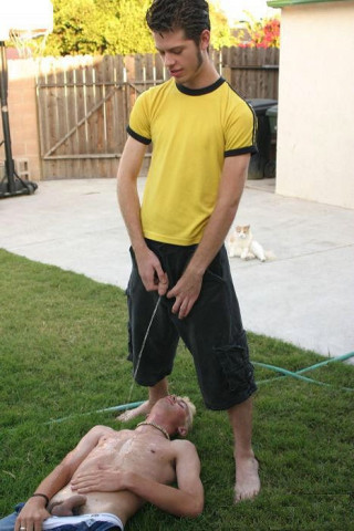 uro pissing urine piss pisse gay mec viril photo142