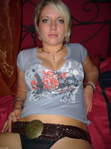 a demi nue