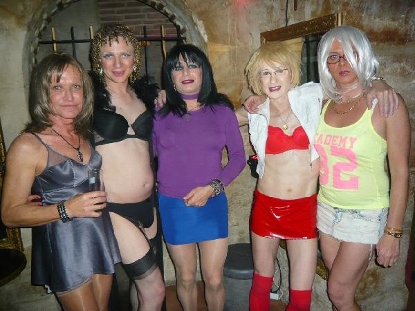 une belle brochette de travestis chez prisca