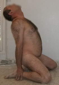 visage et seins offerts profil