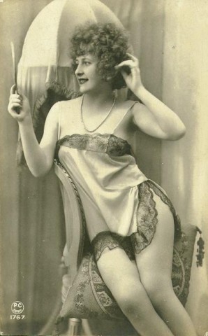 la fille a la mise en plis