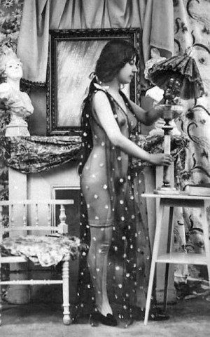 pin up années20 femme d'interrieur