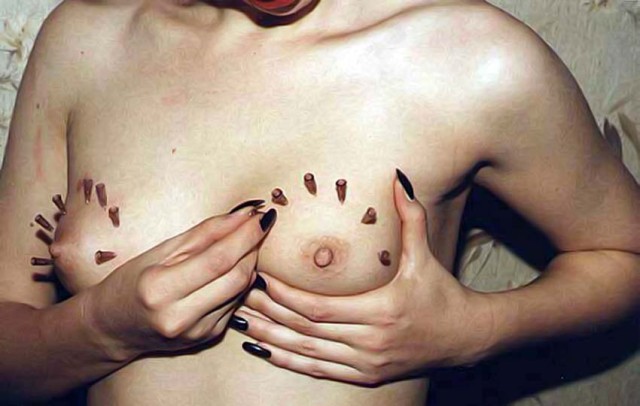 Aiguilles dans les seins (145)