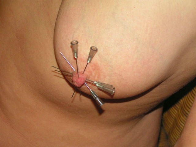 Aiguilles dans les seins2 (111)