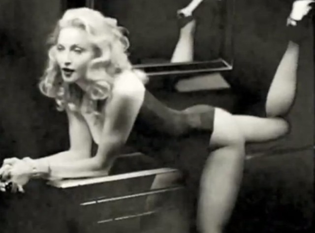 Madonna en lingerie fine sexy pour son parfum.theassbook.er