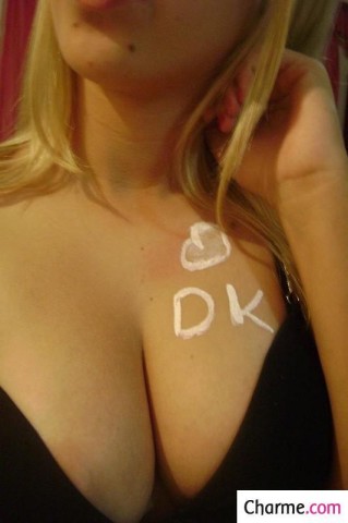 amatrice-blonde-exhibe-gros-nichons-L-6d6KZ9