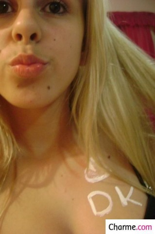 amatrice-blonde-exhibe-gros-nichons-L-h8Lh9B