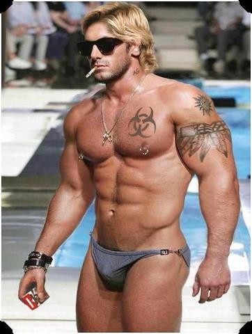 Tatoué baraqué blond
