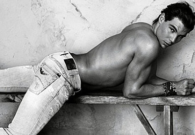 Allongé sur un banc jambes