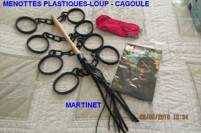 MENOTTES PLASTIQUE-CAGOULE-LOUP