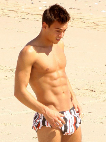 tom-daley-beach-volleyball-10042012-07