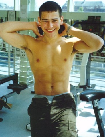 [xave's best gay pics] Bare Chested musculation boy